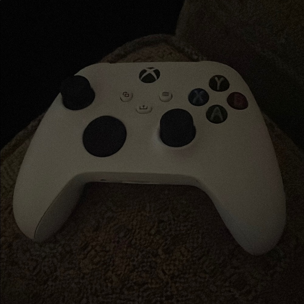 Microsoft Xbox White Wireless Controller Ergonomic Design